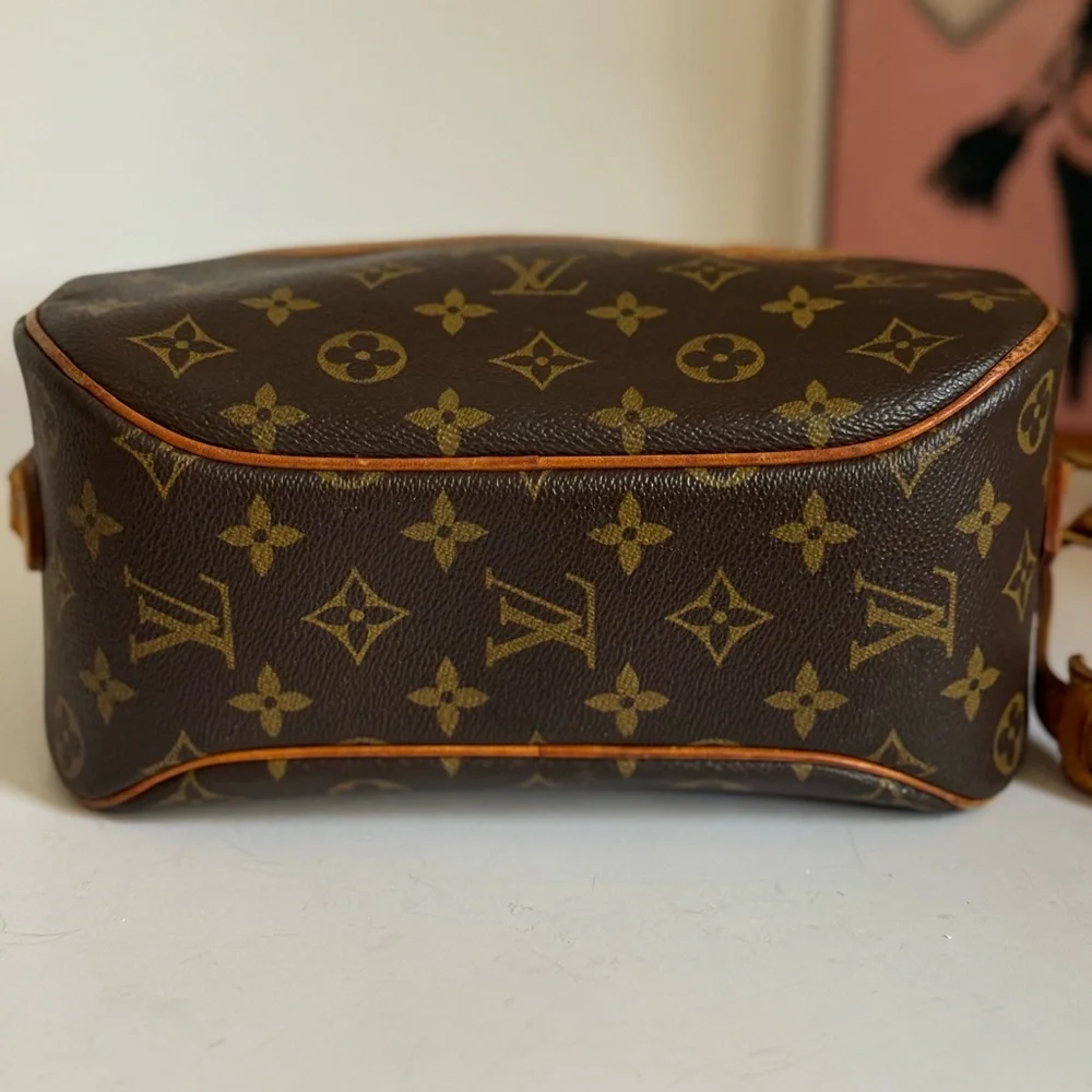 Louis Vuitton Blois Monogram Crossbody Bags 🌟 - Picture 6 of 14